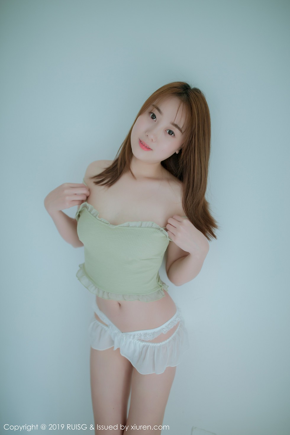 [RUISG瑞丝馆]VOL.080_嫩模风衣月Lucy私房床上性感内衣配白色腿袜清爽迷人写真46P