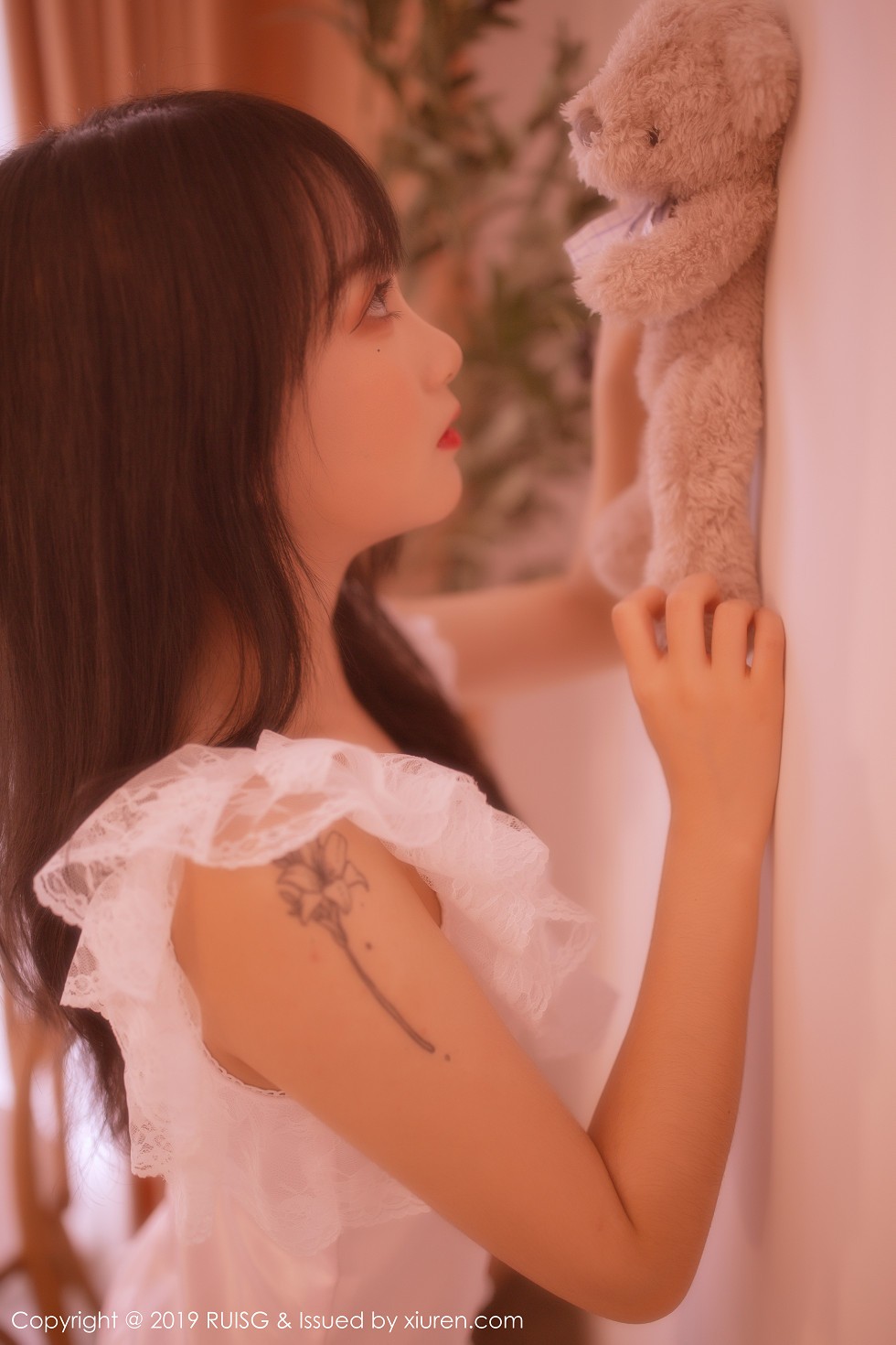 [RUISG瑞丝馆]VOL.085_新人妹子小葡萄miki私房梦幻光线诱人蕾丝内衣唯美诱惑写真43P