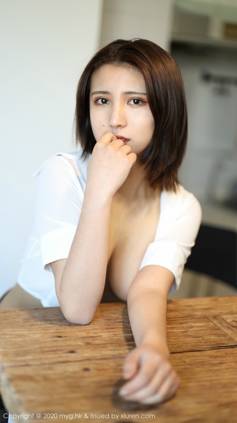[MyGirl美媛馆]Vol.437_嫩模久久Aimee私房白衬衣配开档肉丝裤袜半脱撩人诱惑写真47P