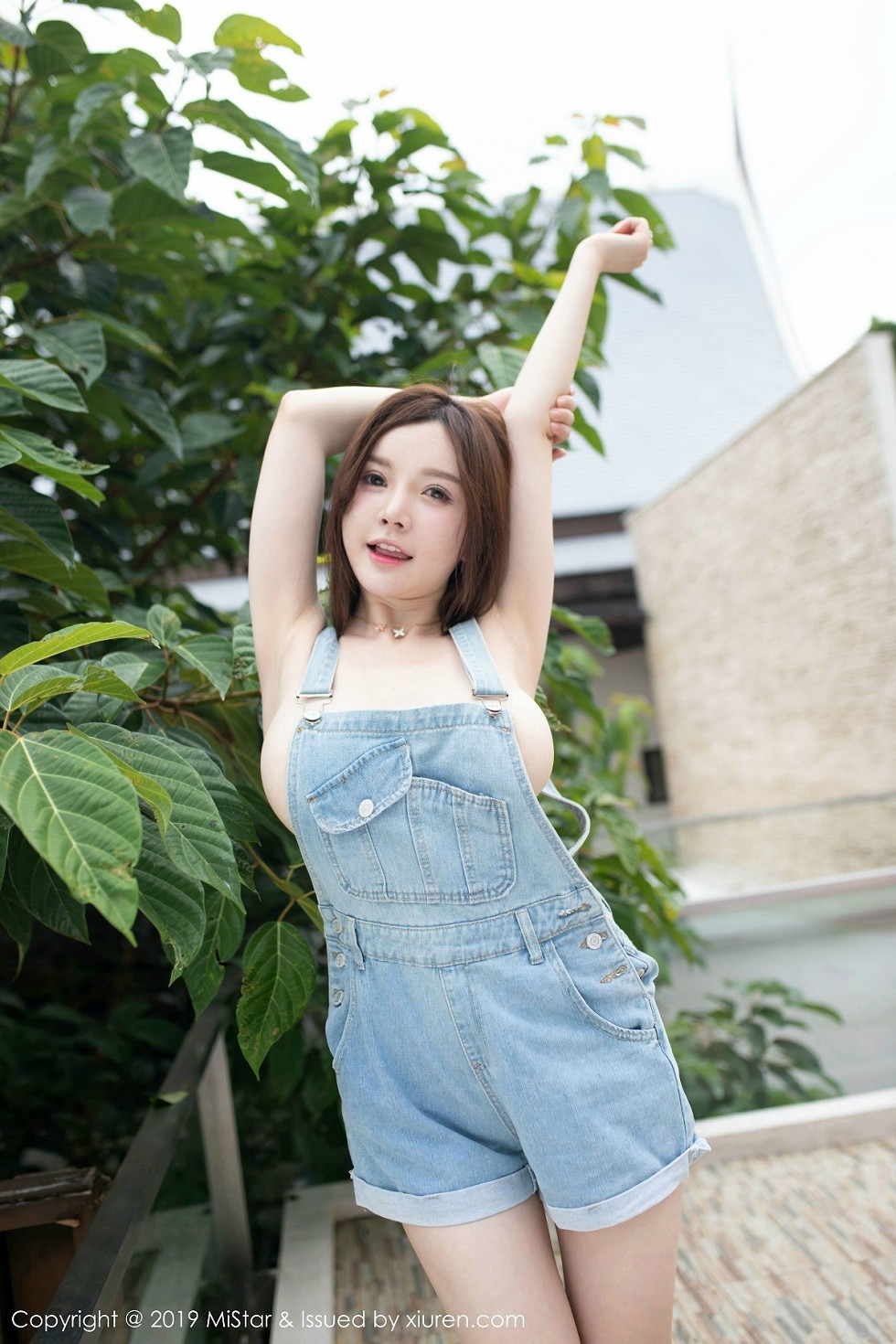 [MiStar魅妍社]Vol.312_嫩模糯美子Mini泰国旅拍真空吊带牛仔裙半露豪乳诱惑写真54P