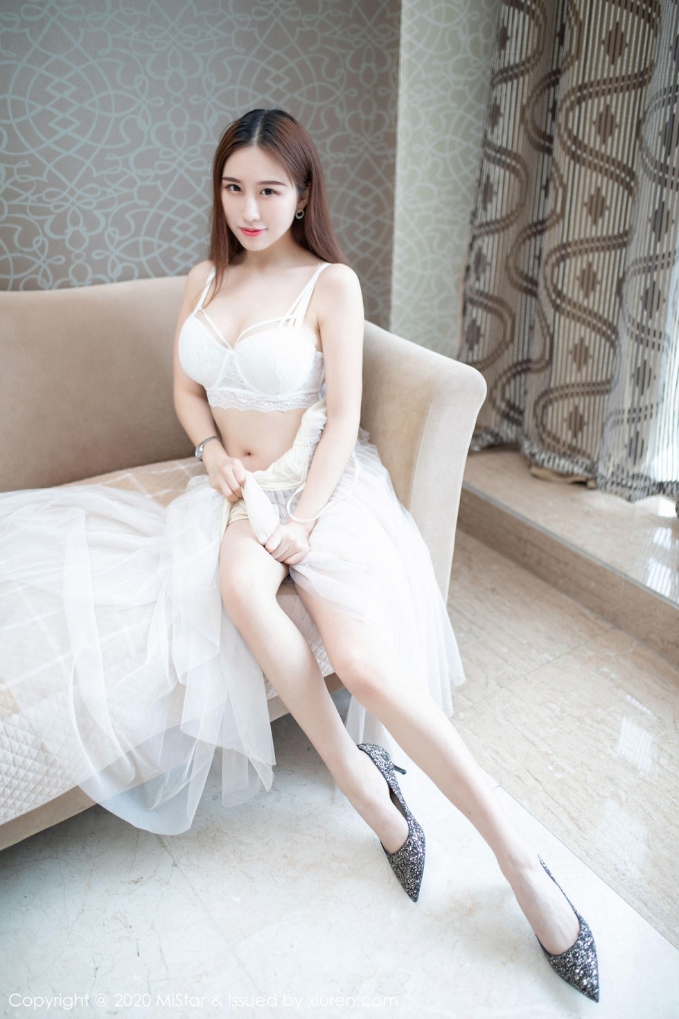 [MiStar魅妍社]Vol.323_嫩模月音瞳私房白色薄纱吊裙半脱内衣露火辣身材诱惑写真40P