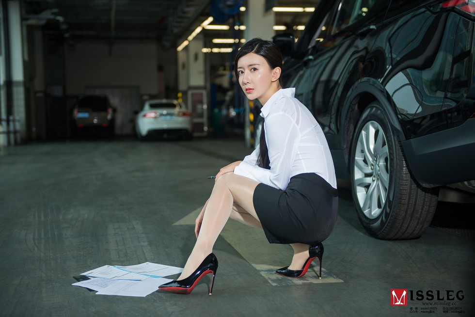 [MissLeg蜜丝]NO.V005_嫩模赵智妍白衬衣黑短裙制服配闪亮肉丝裤袜秀完美身材写真27P