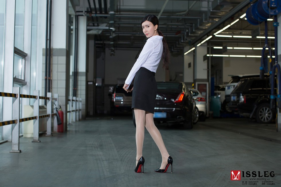 [MissLeg蜜丝]NO.V005_嫩模赵智妍白衬衣黑短裙制服配闪亮肉丝裤袜秀完美身材写真27P