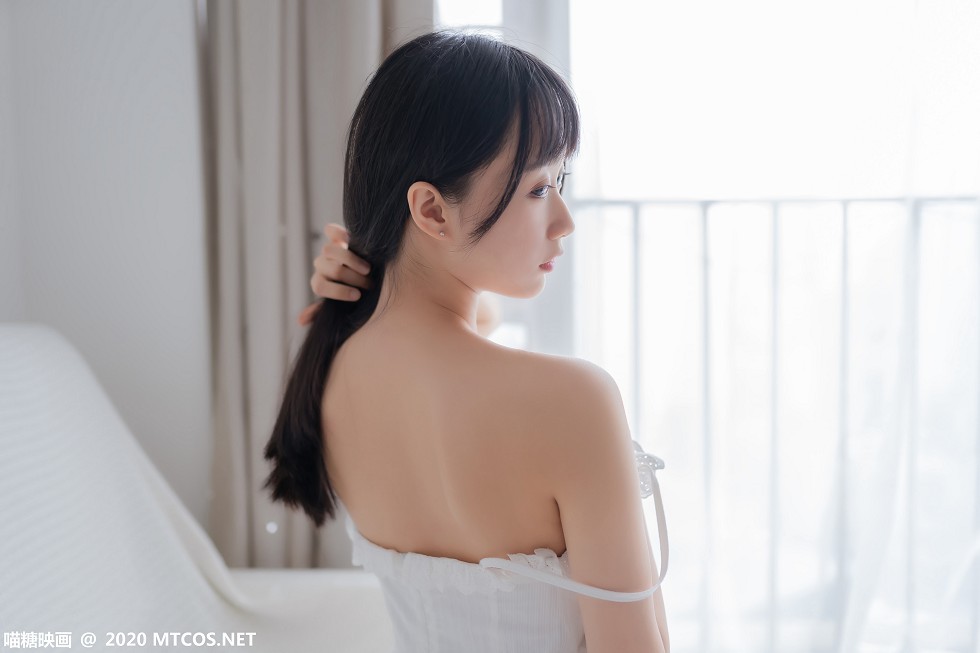 [喵糖映画]Vol.187_白色吊带裙美少女居家私房秀完美身材白嫩肌肤靓丽迷人写真40P