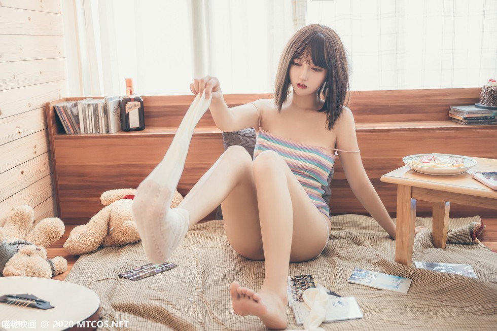 [喵糖映画]Vol.196_性感吊带内衣美女私房复古风配白丝腿袜秀完美身材诱惑写真29P
