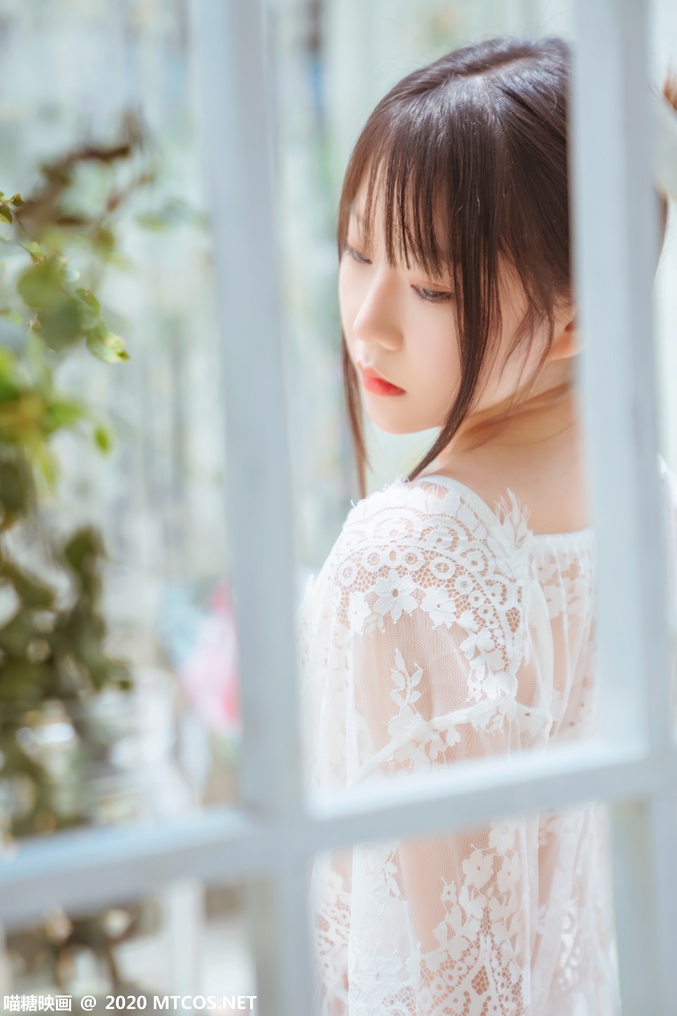 [喵糖映画]Vol.197_轻纱白裙美女居家私房透视秀完美身材蕾丝吊袜撩人诱惑写真50P