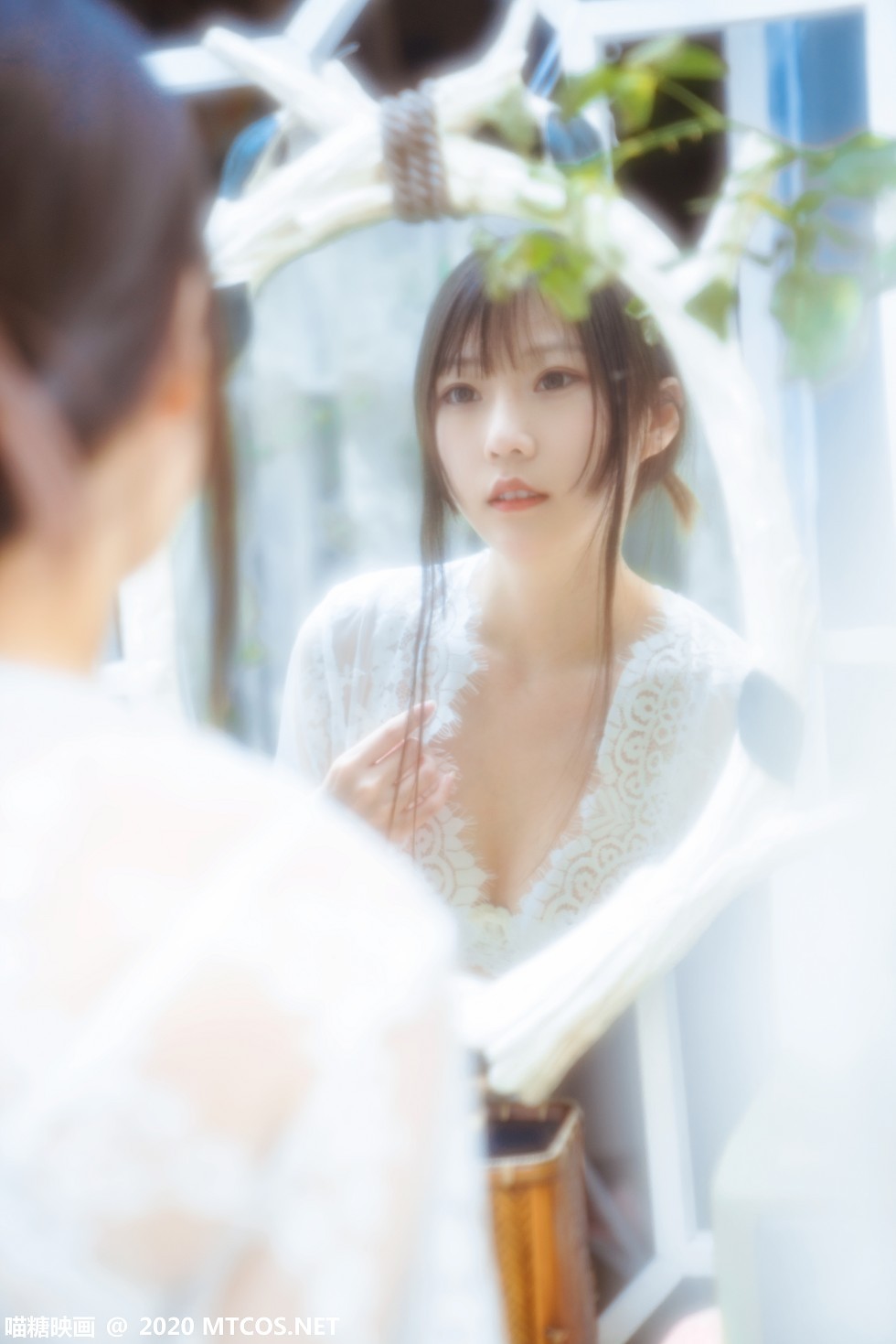 [喵糖映画]Vol.197_轻纱白裙美女居家私房透视秀完美身材蕾丝吊袜撩人诱惑写真50P