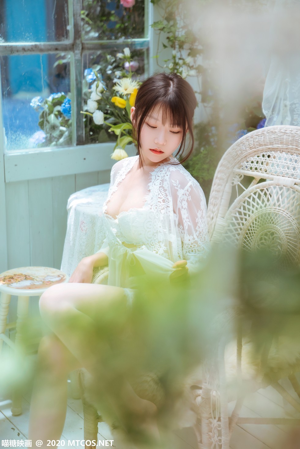 [喵糖映画]Vol.197_轻纱白裙美女居家私房透视秀完美身材蕾丝吊袜撩人诱惑写真50P