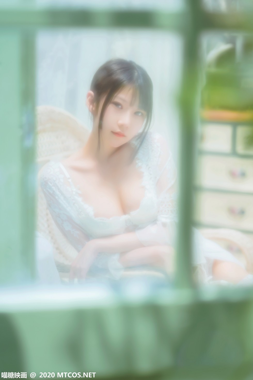 [喵糖映画]Vol.197_轻纱白裙美女居家私房透视秀完美身材蕾丝吊袜撩人诱惑写真50P