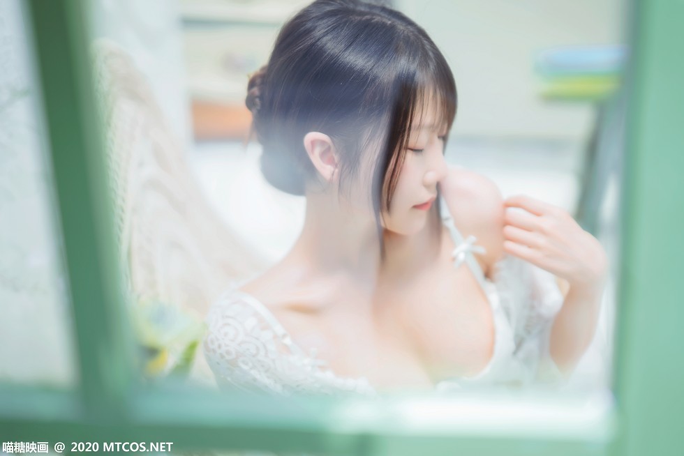 [喵糖映画]Vol.197_轻纱白裙美女居家私房透视秀完美身材蕾丝吊袜撩人诱惑写真50P