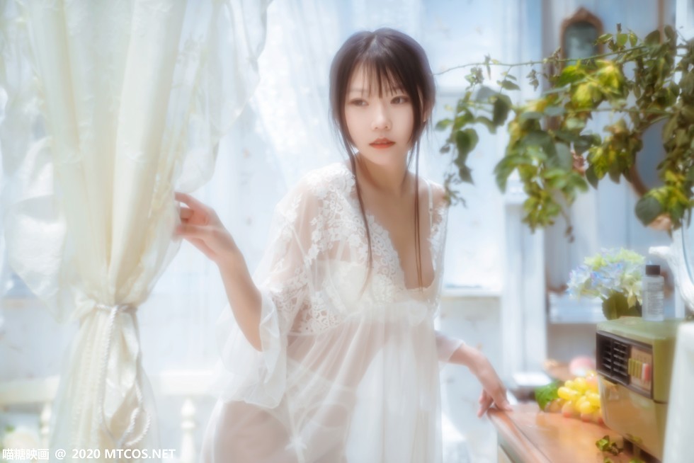 [喵糖映画]Vol.197_轻纱白裙美女居家私房透视秀完美身材蕾丝吊袜撩人诱惑写真50P