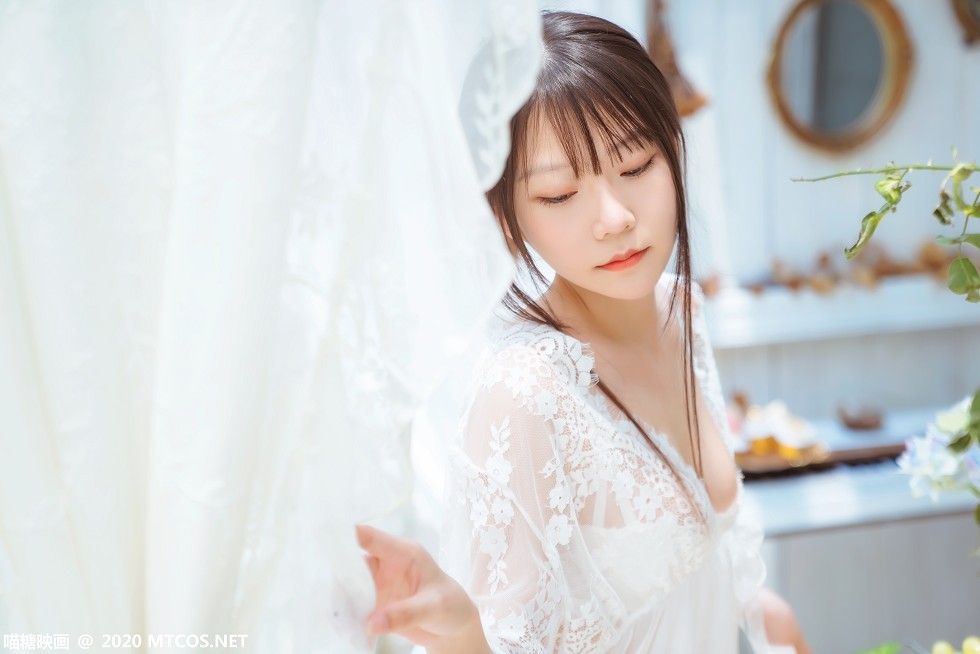 [喵糖映画]Vol.197_轻纱白裙美女居家私房透视秀完美身材蕾丝吊袜撩人诱惑写真50P