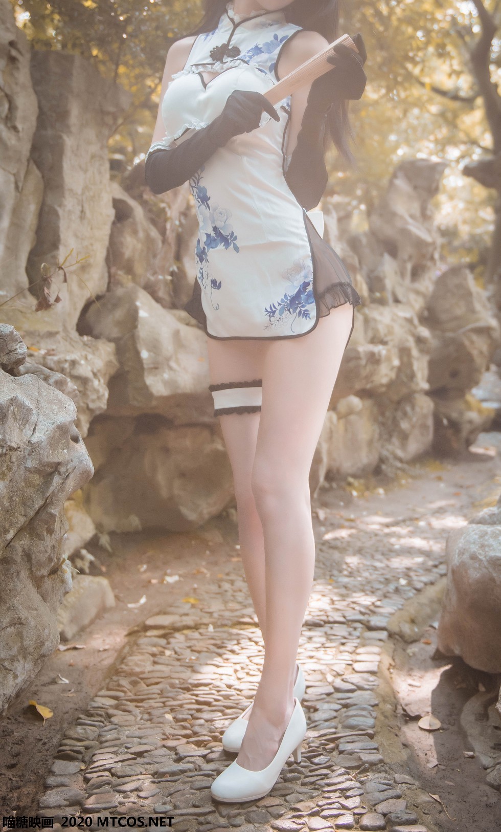 [喵糖映画]HML.012_瓶儿旗袍美女户外超短旗袍秀白嫩翘臀性感美腿诱惑写真25P