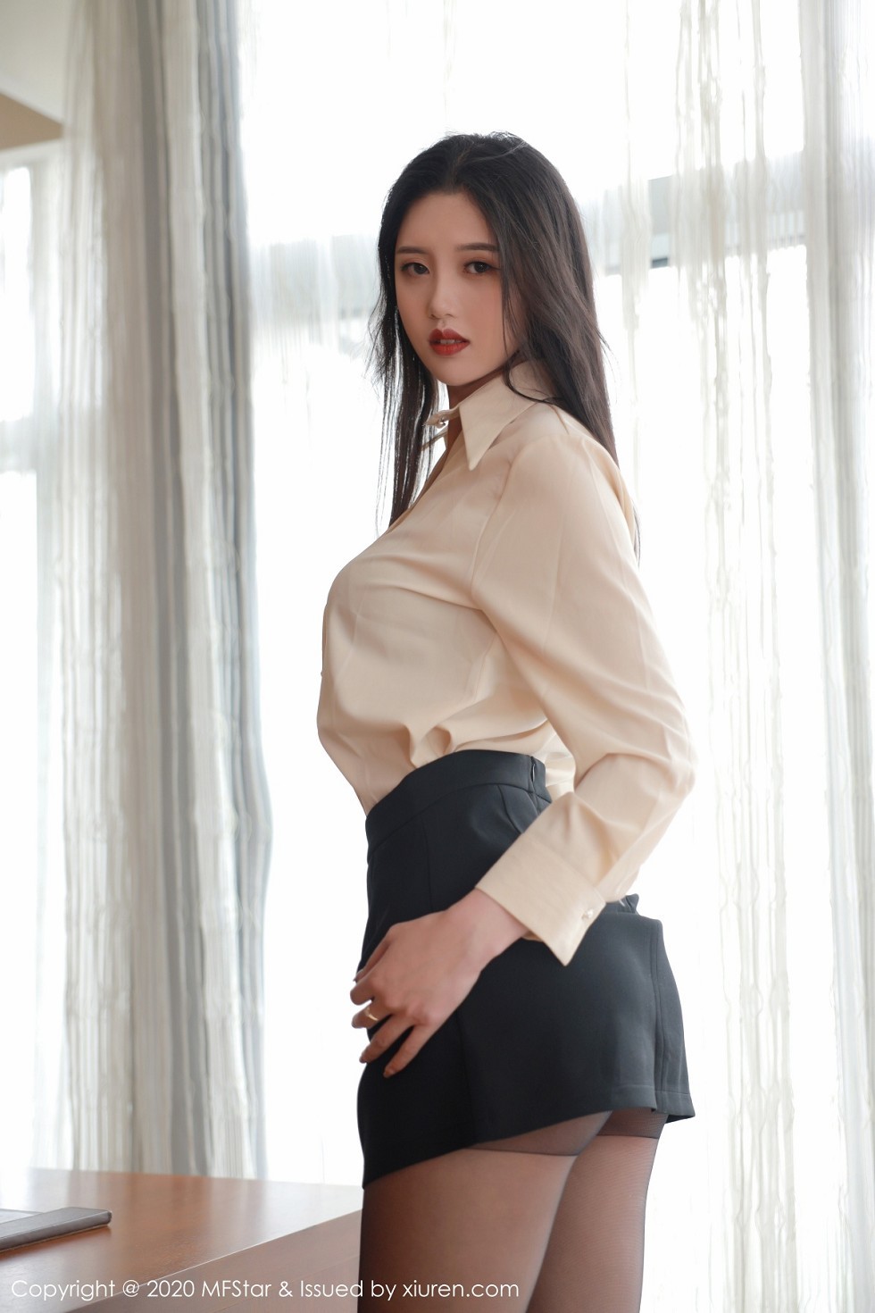 [MFStar模范学院]Vol.341_嫩模陈一涵居家白衬衣配黑短裙无内黑丝裤袜撩人诱惑写真40P