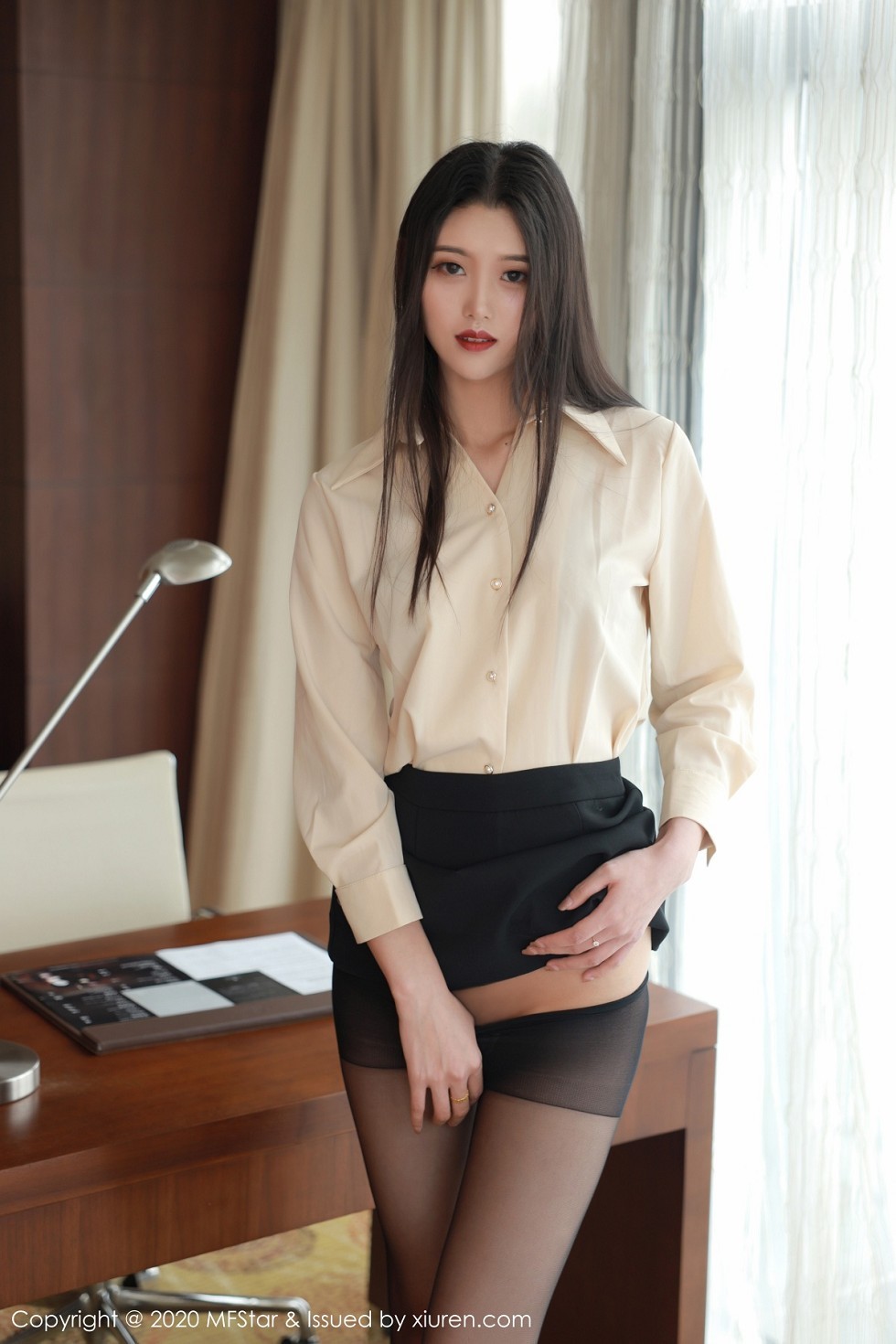 [MFStar模范学院]Vol.341_嫩模陈一涵居家白衬衣配黑短裙无内黑丝裤袜撩人诱惑写真40P