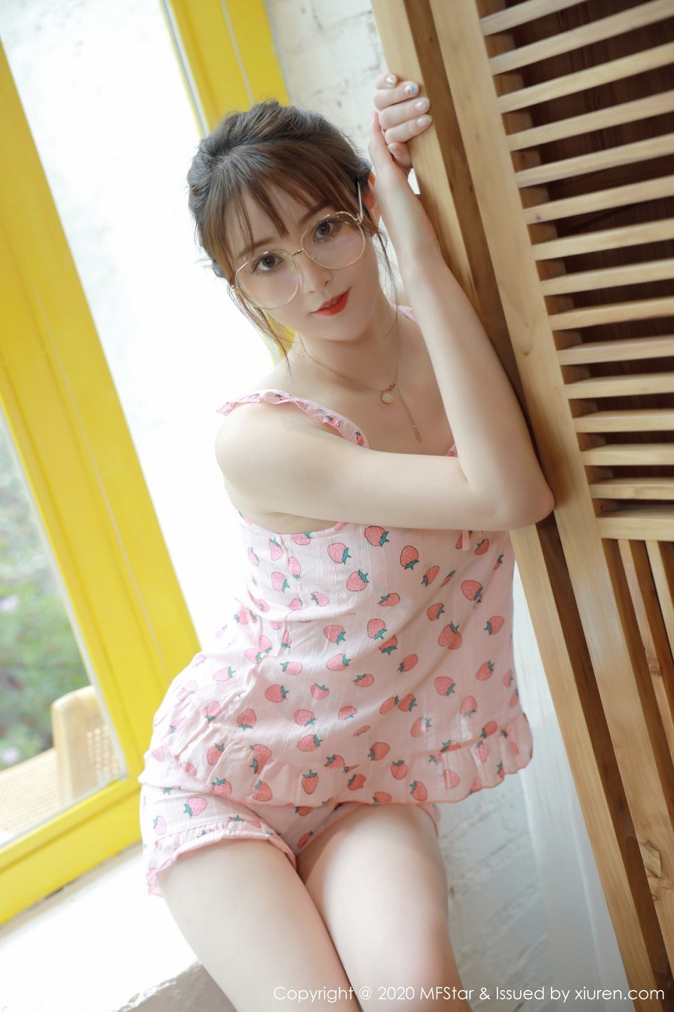 [MFStar模范学院]Vol.349_嫩模yoo优优大理旅拍私房粉色草莓睡衣妩媚动人写真50P