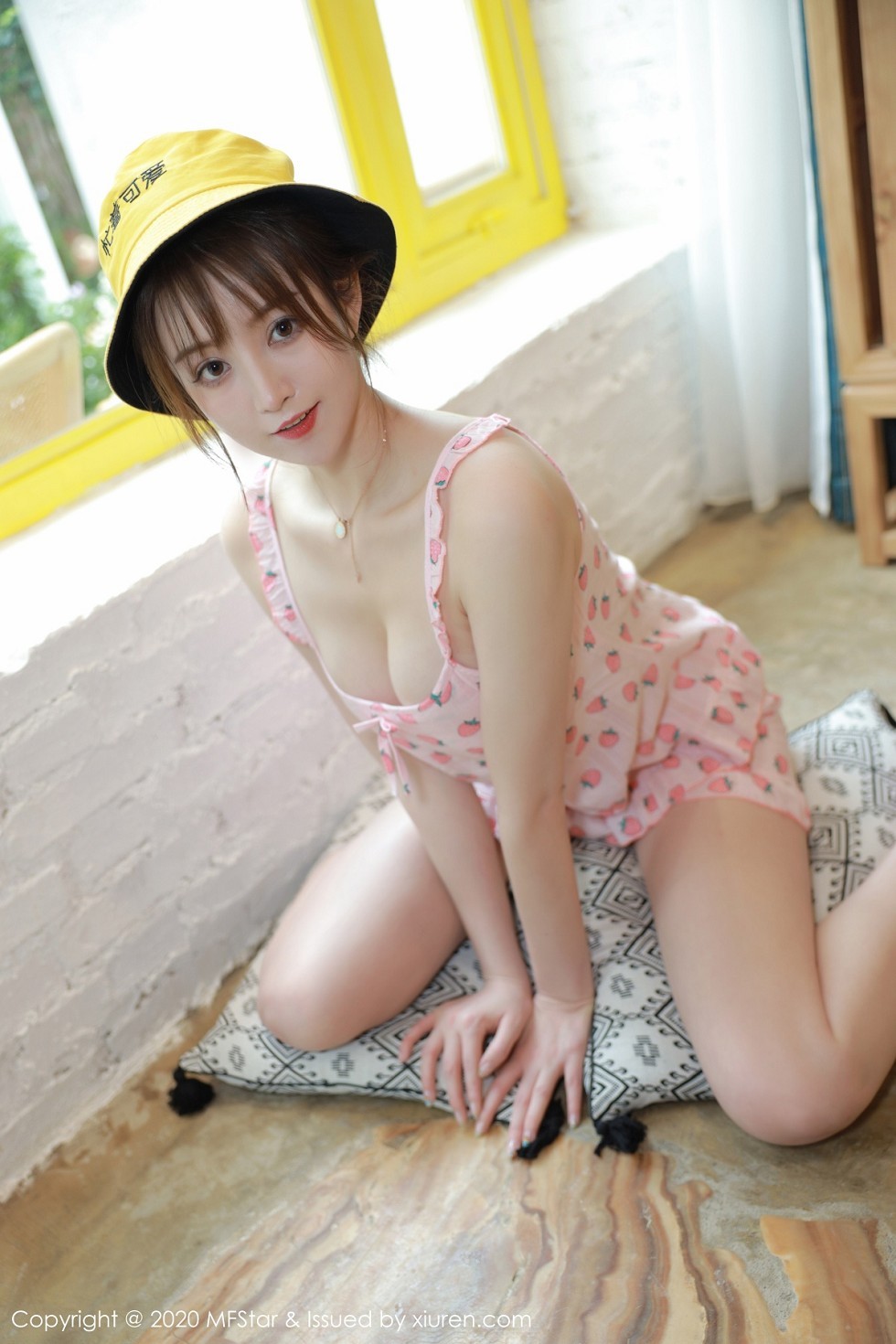 [MFStar模范学院]Vol.349_嫩模yoo优优大理旅拍私房粉色草莓睡衣妩媚动人写真50P