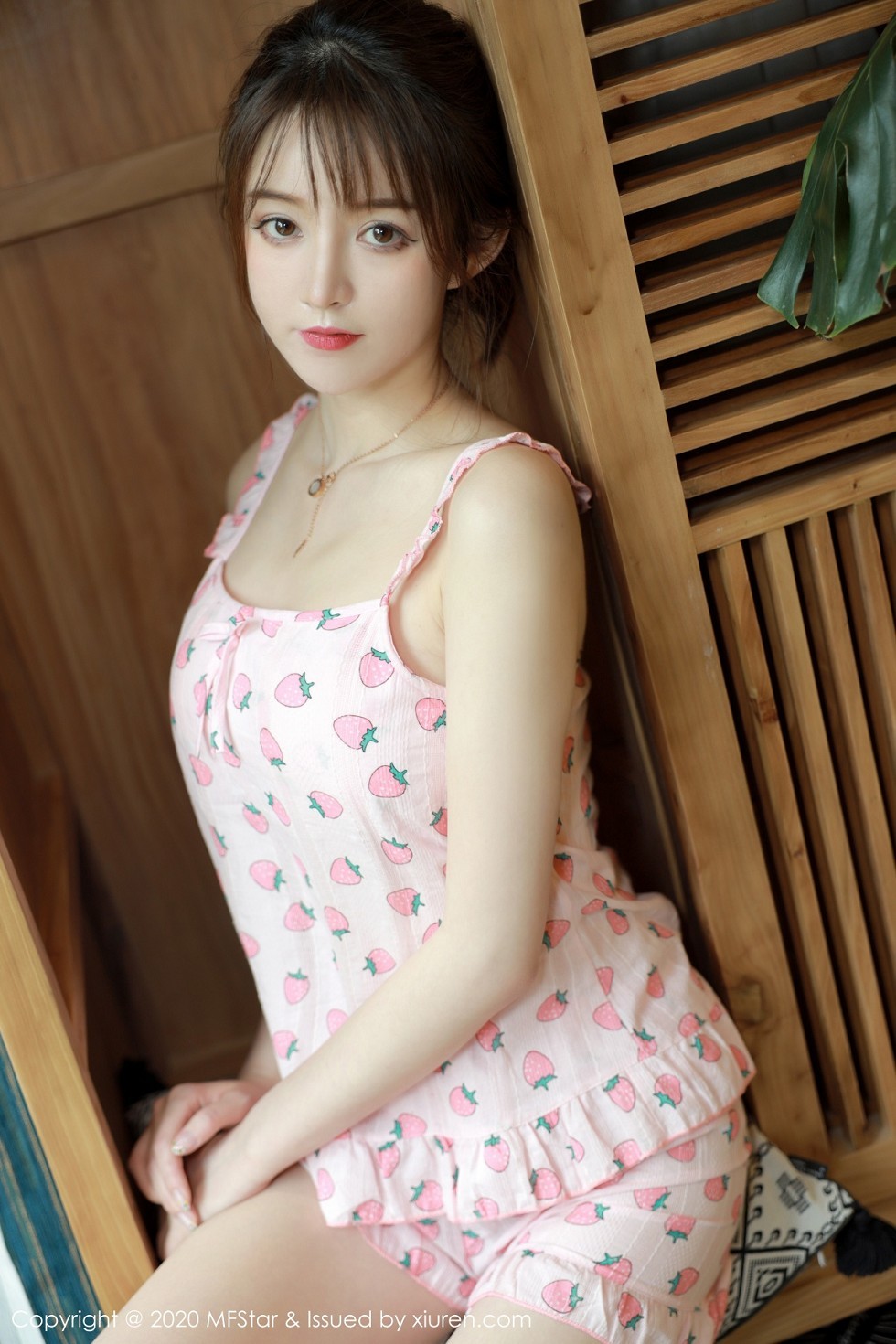[MFStar模范学院]Vol.349_嫩模yoo优优大理旅拍私房粉色草莓睡衣妩媚动人写真50P