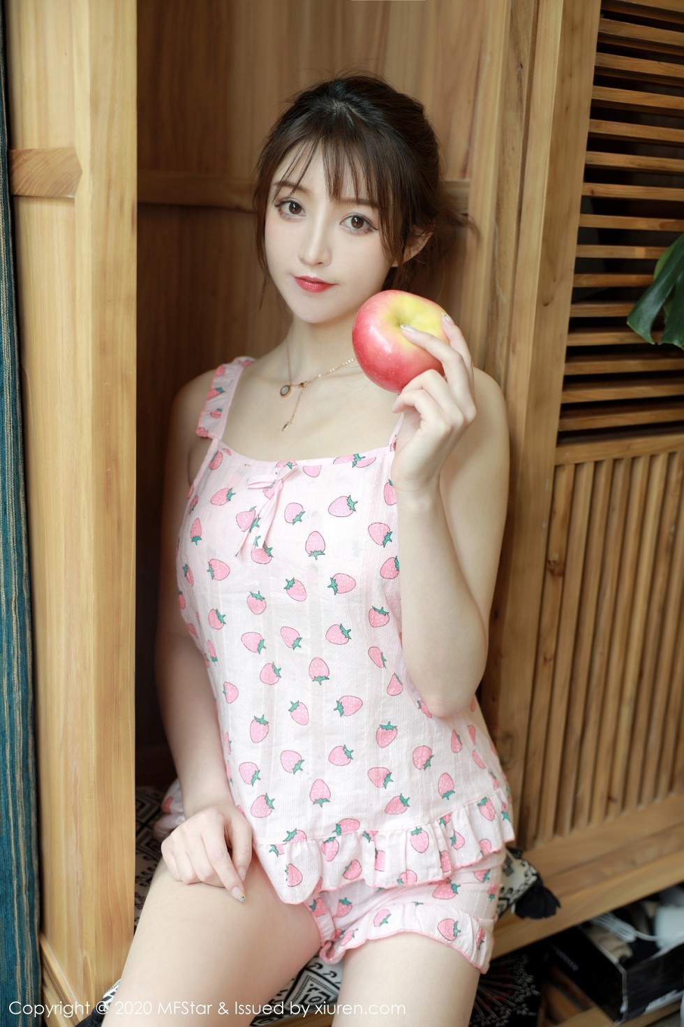 [MFStar模范学院]Vol.349_嫩模yoo优优大理旅拍私房粉色草莓睡衣妩媚动人写真50P