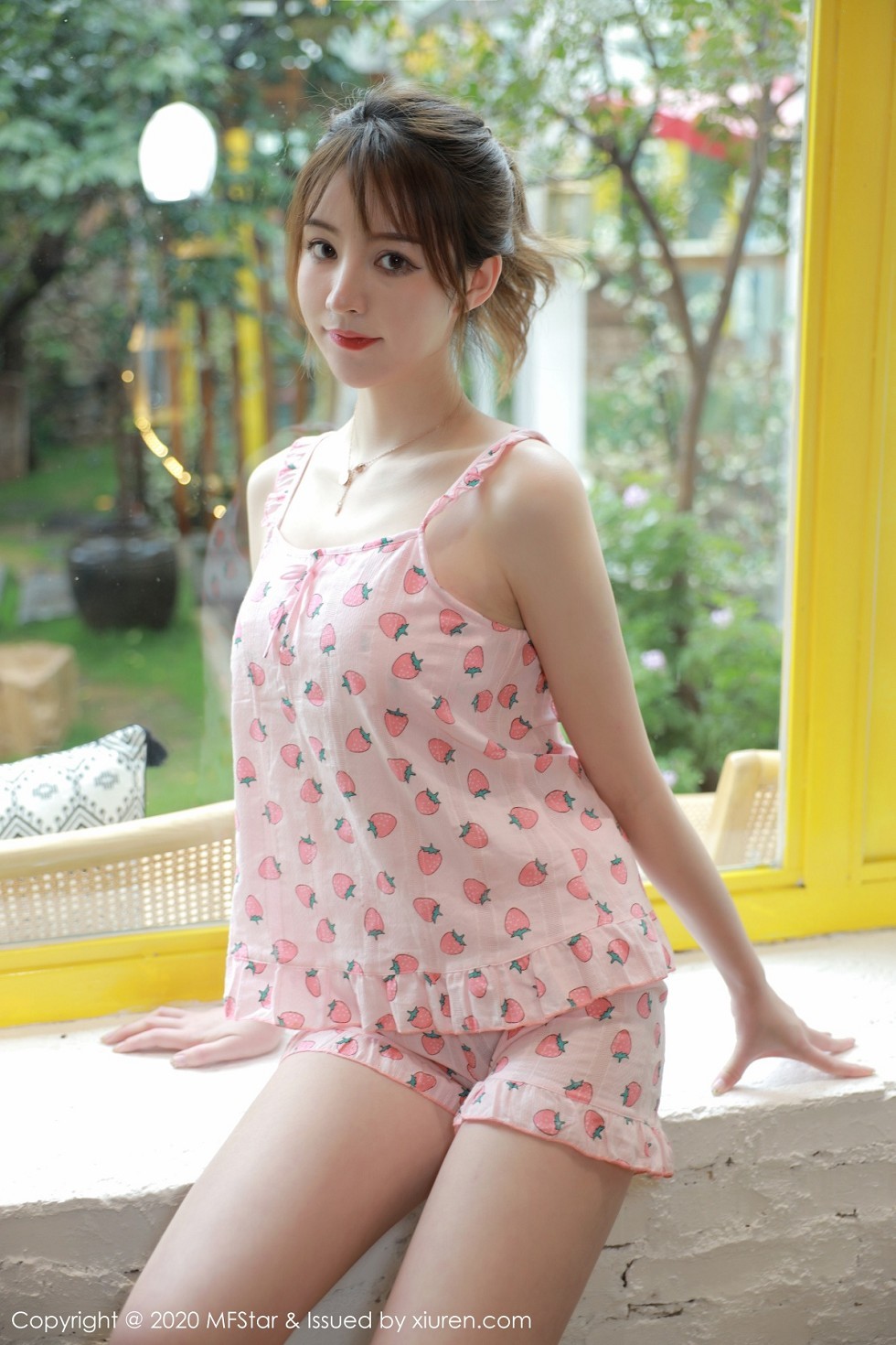 [MFStar模范学院]Vol.349_嫩模yoo优优大理旅拍私房粉色草莓睡衣妩媚动人写真50P