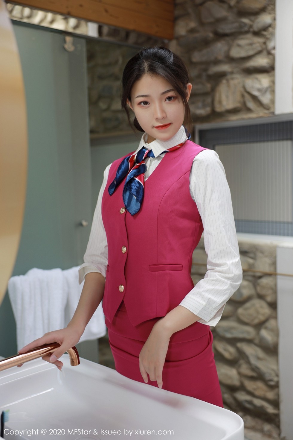 [MFStar模范学院]Vol.356_嫩模Laura苏雨彤大理旅拍性感空乘制服半脱撩人诱惑写真60P