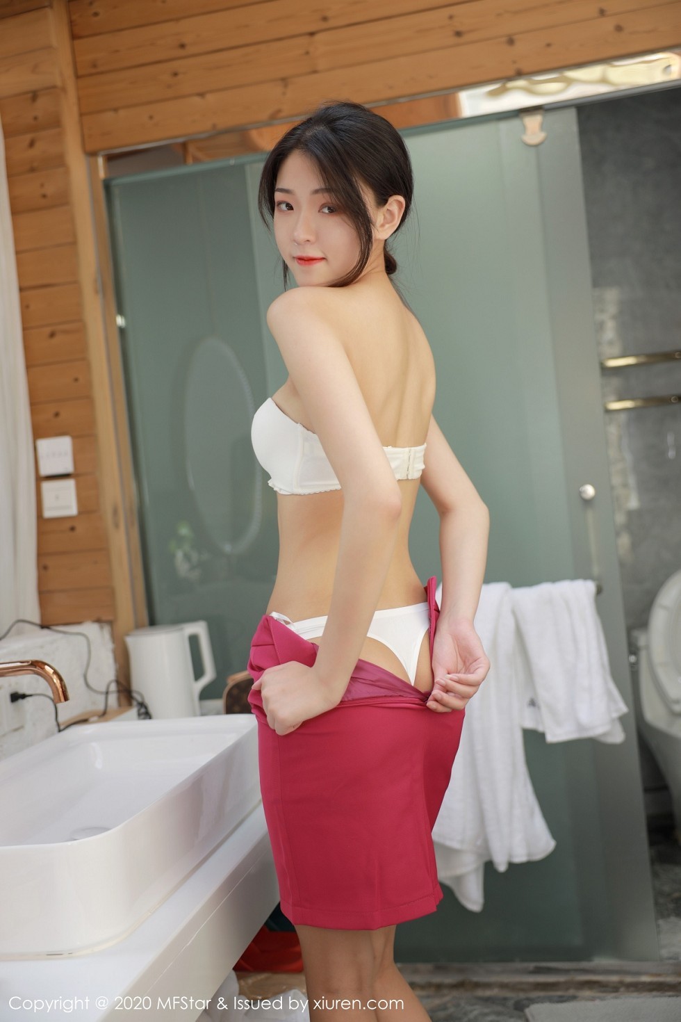 [MFStar模范学院]Vol.356_嫩模Laura苏雨彤大理旅拍性感空乘制服半脱撩人诱惑写真60P
