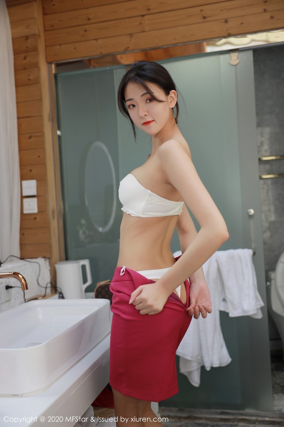 [MFStar模范学院]Vol.356_嫩模Laura苏雨彤大理旅拍性感空乘制服半脱撩人诱惑写真60P
