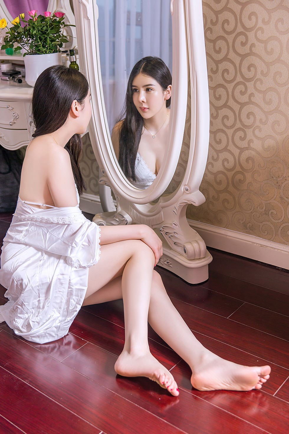 [Toutiao头条女神]No.836_嫩模李丽莎私房白色丝质睡衣半脱露火辣身材诱惑写真34P