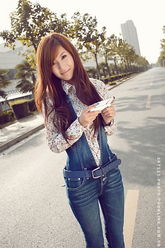 时尚美女秋日街头展现甜美范儿(图3)