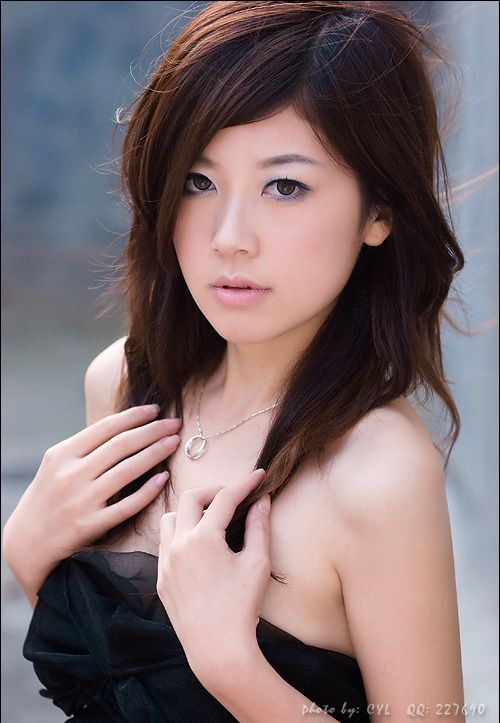 性感美女黑丝抹胸户外写真(图3)