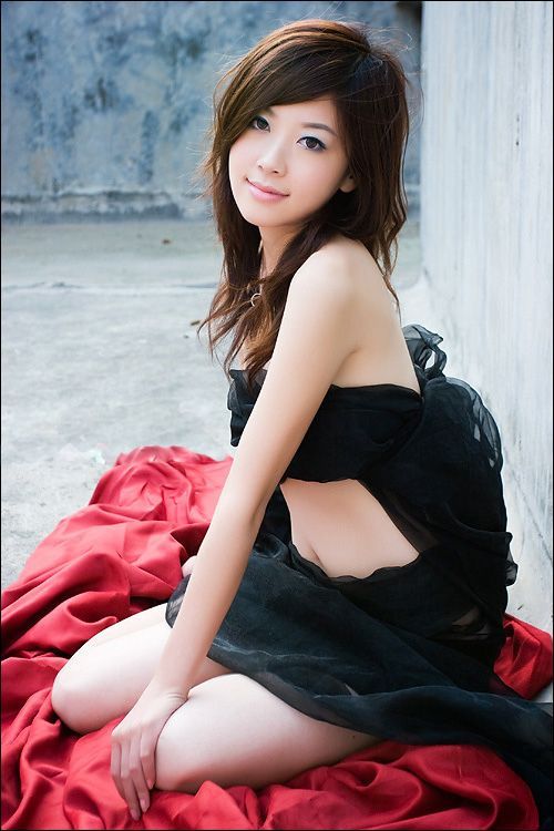 性感美女黑丝抹胸户外写真(图6)