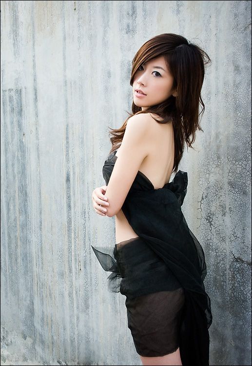 性感美女黑丝抹胸户外写真(图8)