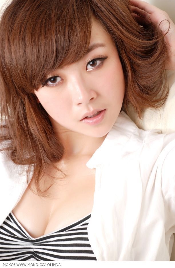 美女宽松白衬衫+条纹小吊带(图9)