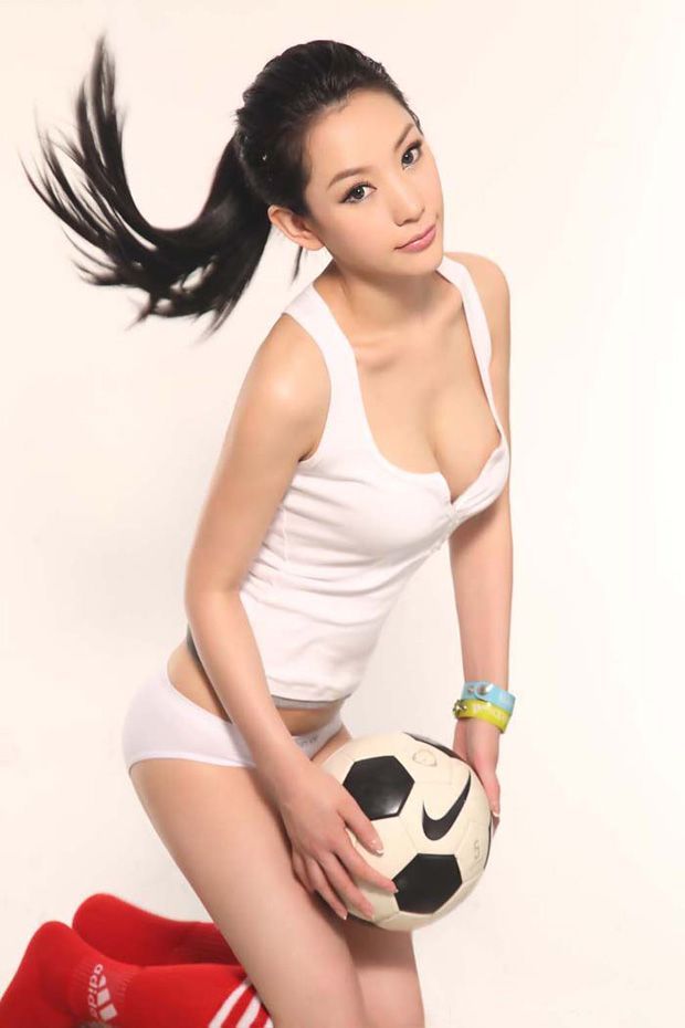 火辣的足球宝贝 白色装性感写真(图4)