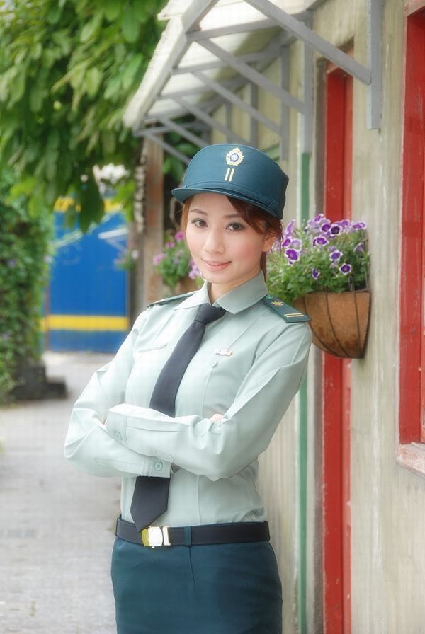 清爽漂亮的美女警官生活照(图6)