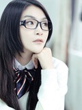 黑框眼镜美眉的沉思