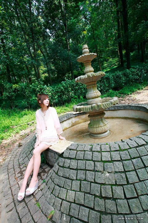 杭州清纯白皙美女外拍(图4)