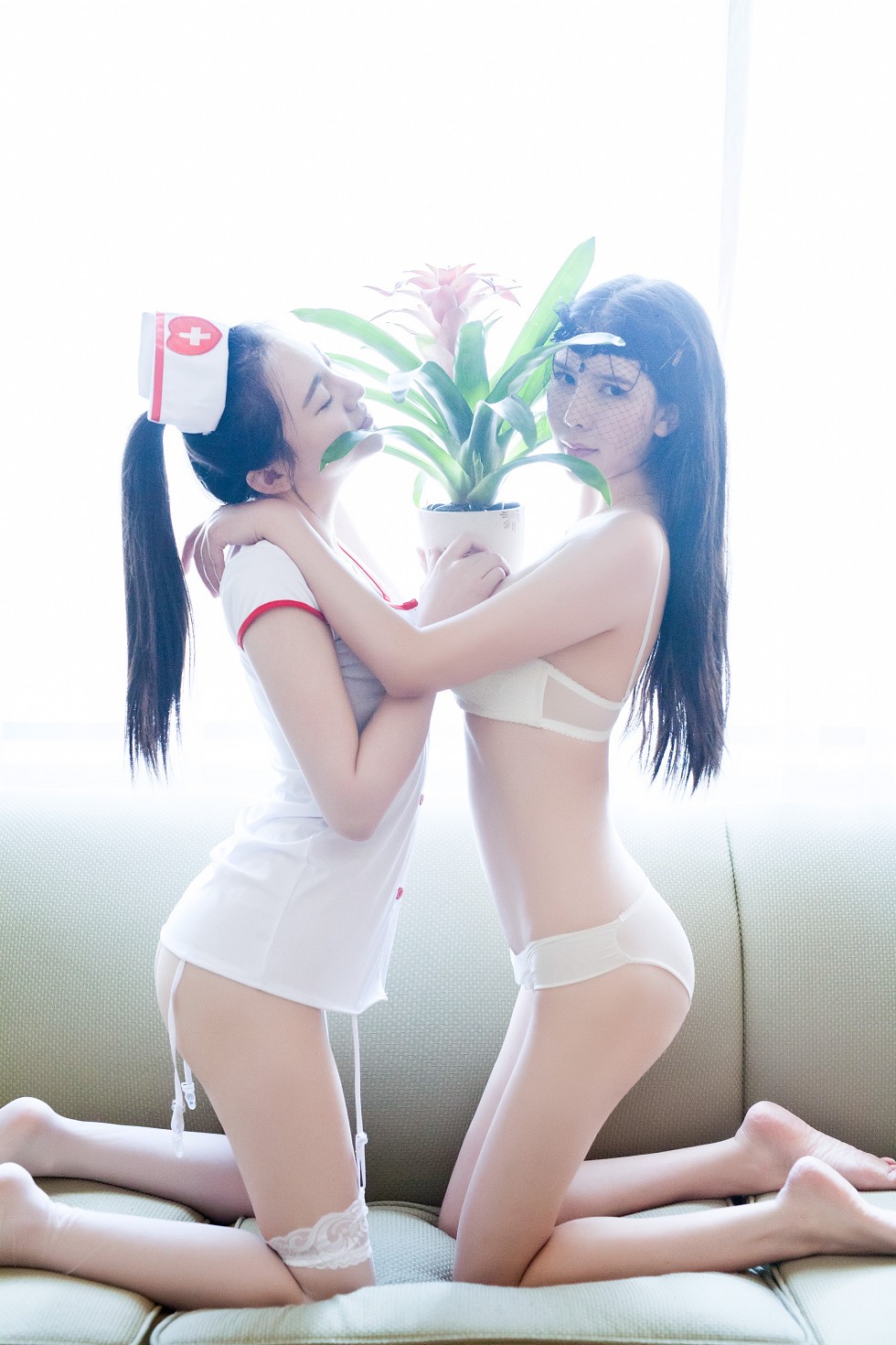 推女郎第特辑_推女郎李丽莎and顾欣怡私人订制无S光水果姐妹花写真56P