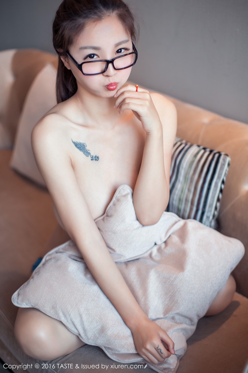 [Taste顽味生活]Vol.011_巨乳嫩模Anglica半裸上身秀豪乳蓝色内裤性感写真55P