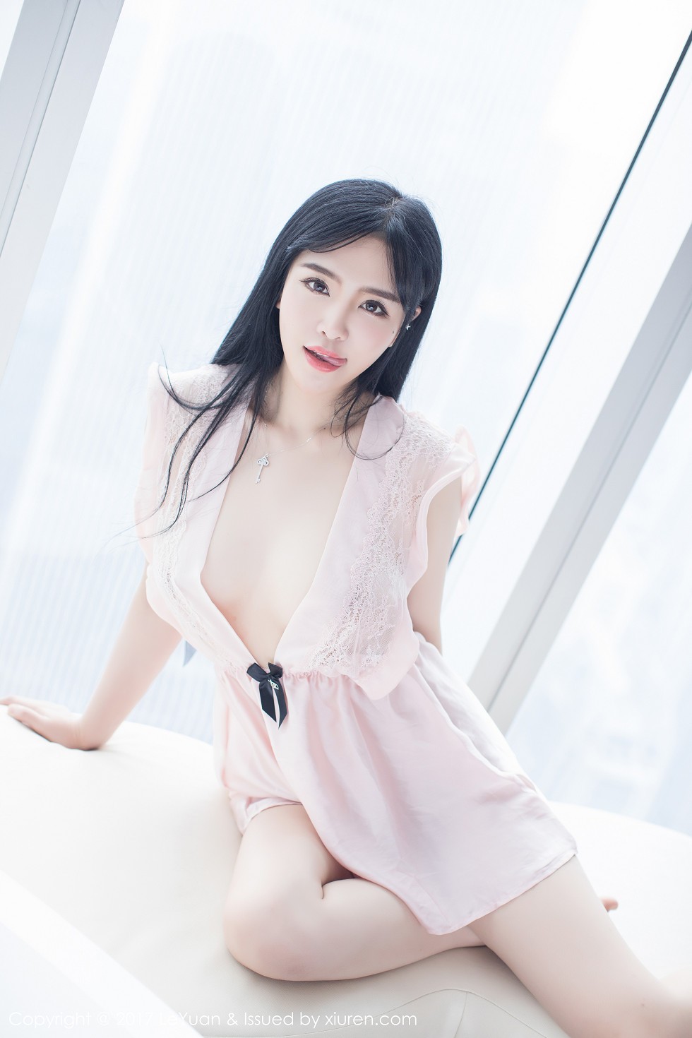 [LeYuan星乐园]Vol.046_女神刘钰儿居家粉红蕾丝睡裙真空秀傲人豪乳诱惑写真46P