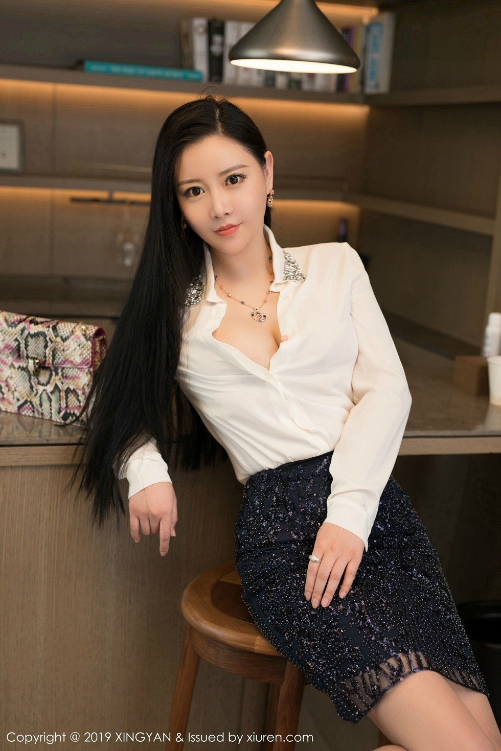 [XINGYAN星颜社]VOL.115_嫩模王婉悠Queen私房吊带黑丝袜配血滴子惹火诱惑写真41P