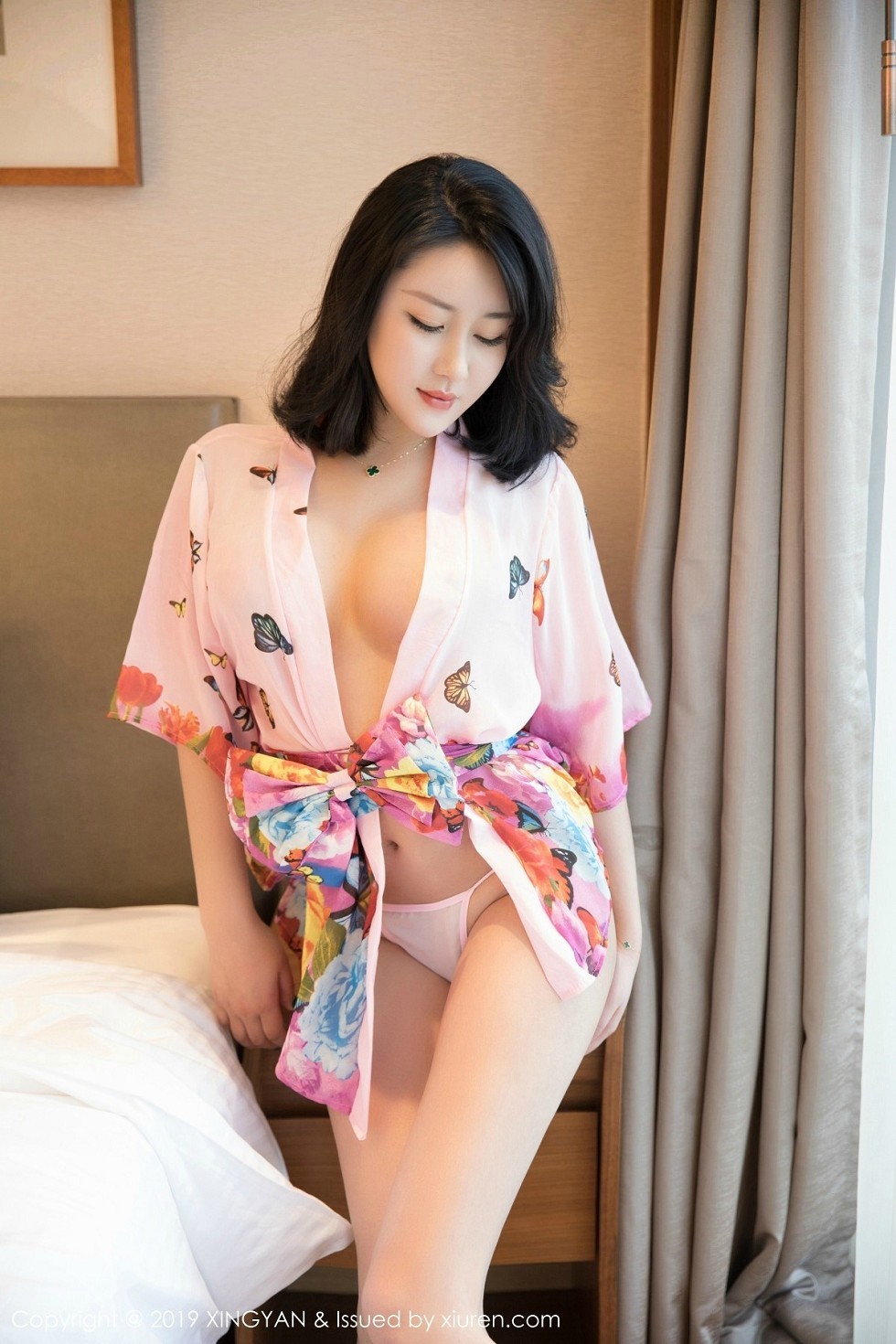 [XINGYAN星颜社]VOL.116_嫩模希希Cici私房床上花色睡衣配丁字裤惹火诱惑写真33P