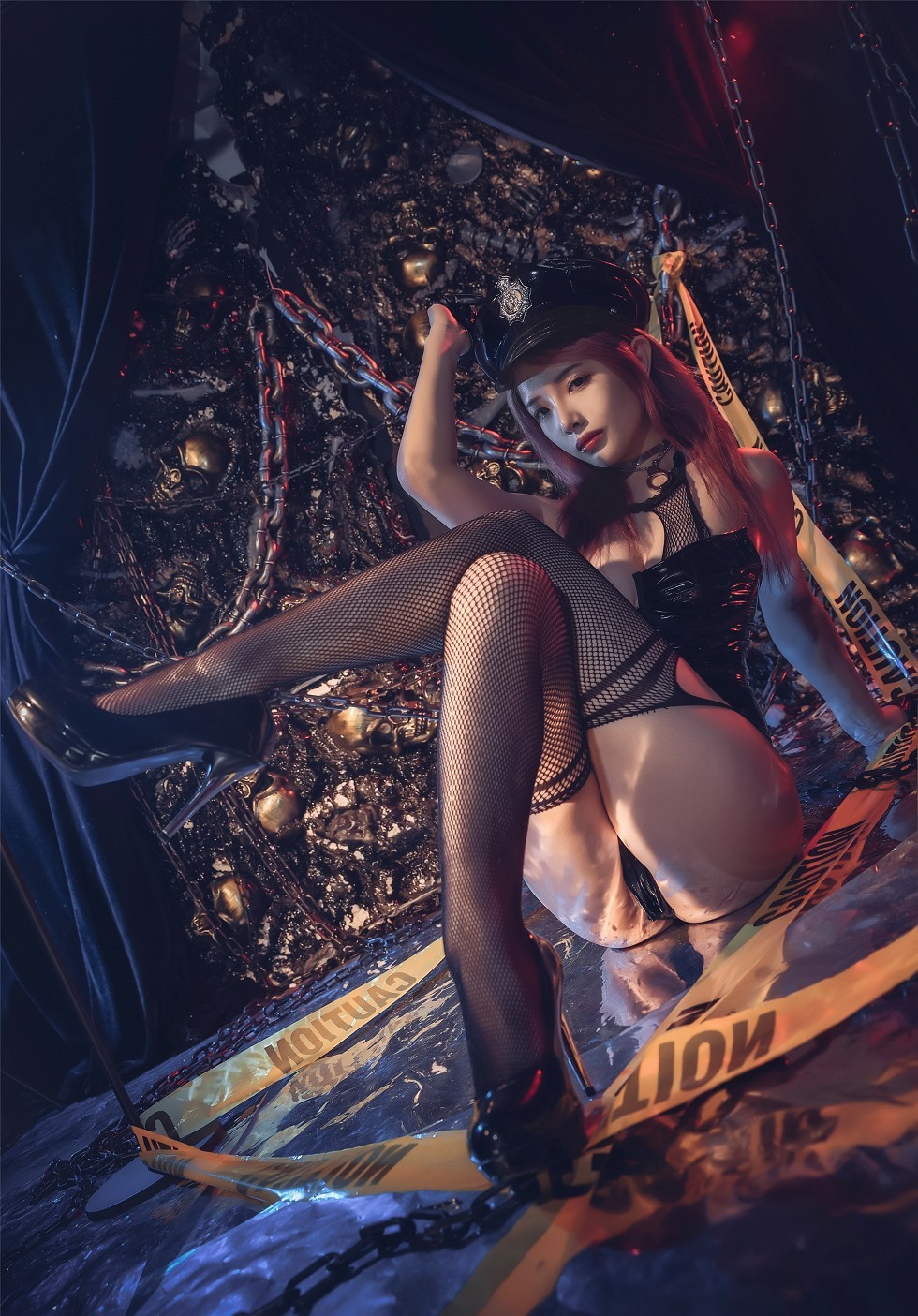 黑色皮质连体衣女警私房黑丝渔网秀翘臀撩人诱惑写真32P