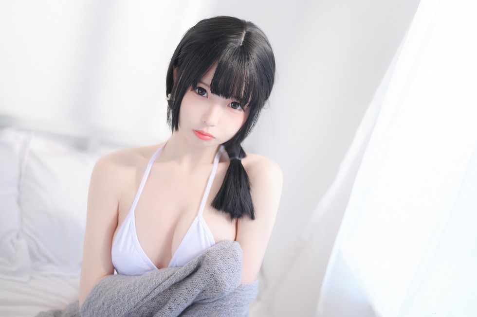 白色泳装美少女居家私房秀白嫩肌肤迷人诱惑写真31P