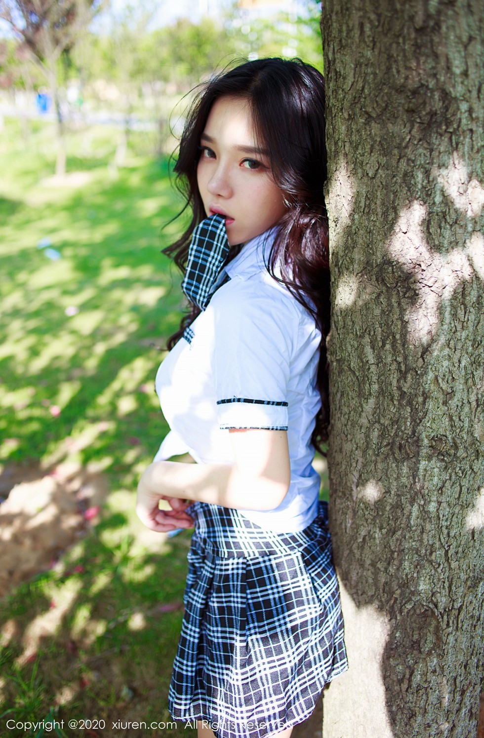XiuRen第2380期_嫩模夏雪爱户外JK制服+白色缕空马术服秀完美身材性感写真41P