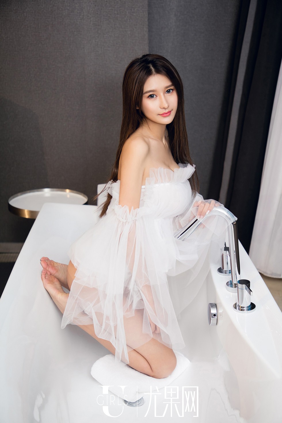 [Ugirls尤果网]U411_嫩模欣怡学生装撩衣露半球+浴缸里白色薄纱露豪乳诱惑写真65P