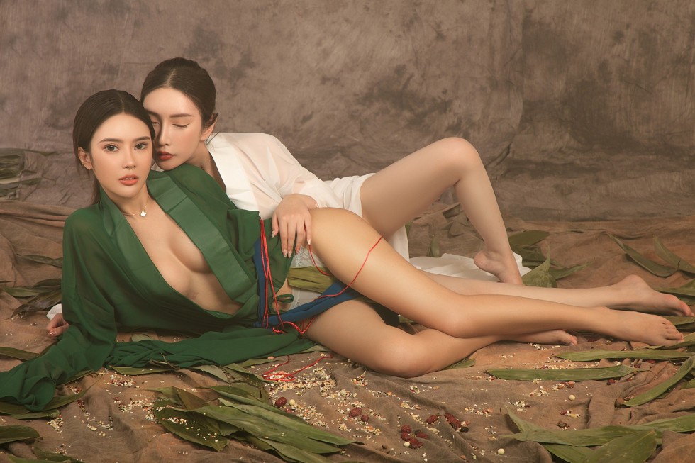 [Ugirls尤果网]T040_尤果网端午节福利青白衣2位女神真空露豪乳性感比拼写真60P
