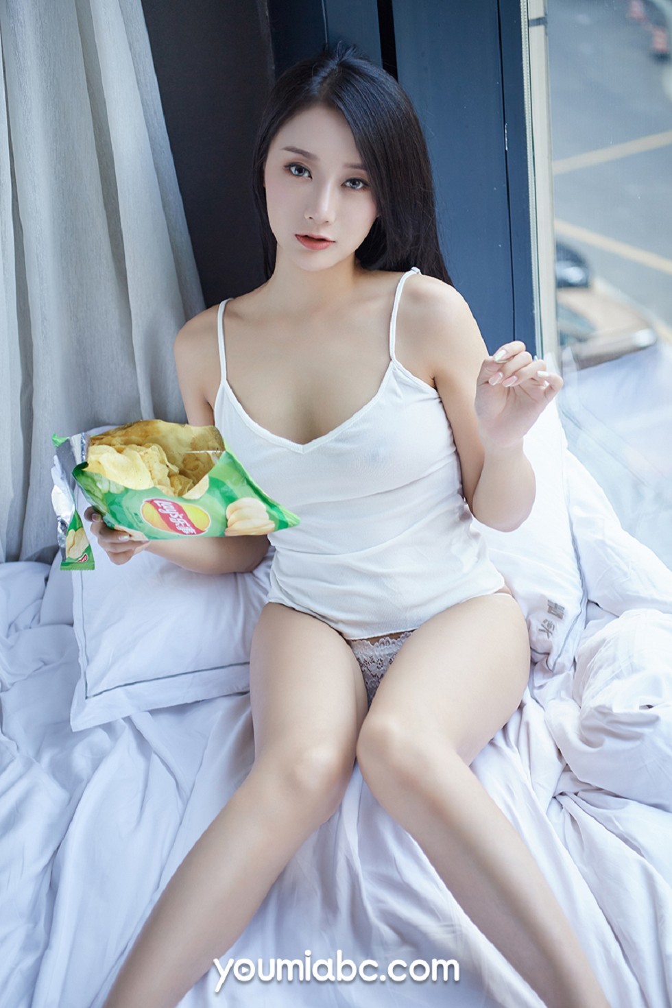[YouMi尤蜜]Vol.249_嫩模何嘉颖热辣宅女主题性感内衣配丁字裤半脱露豪乳诱惑写真28P