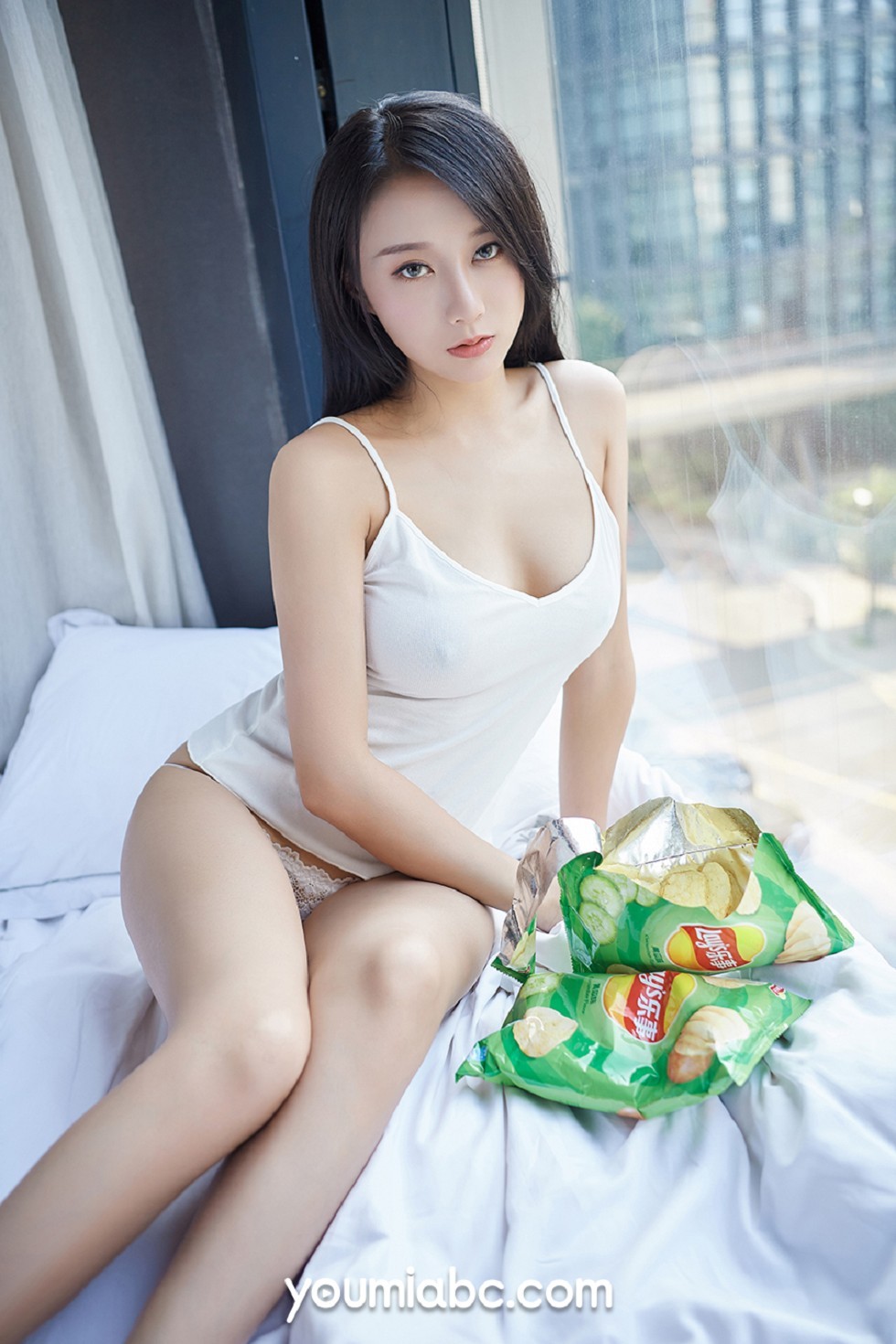 [YouMi尤蜜]Vol.249_嫩模何嘉颖热辣宅女主题性感内衣配丁字裤半脱露豪乳诱惑写真28P