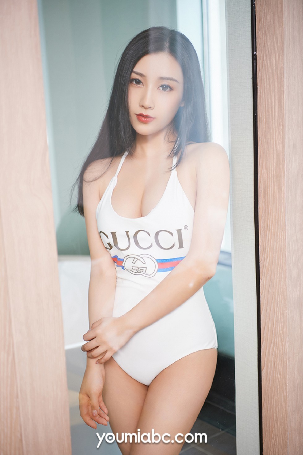 [YouMi尤蜜]Vol.250_嫩模小仙私房暖色调主题白色宽松睡衣真空露豪乳诱惑写真50P